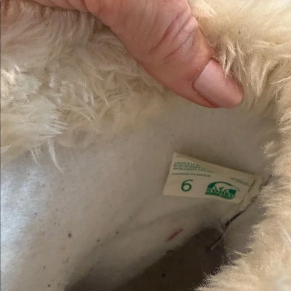 Sorel Tan and Black Boots with Faux Fur - Picture 4 of 8